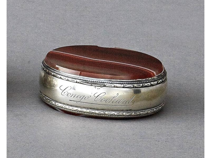 BOÎTE ovale en argent (supérieur à 800/1000)...