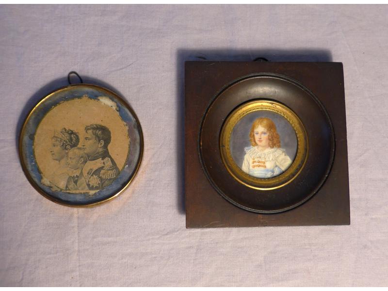 PETITE MINIATURE ronde sur ivoire représentant...