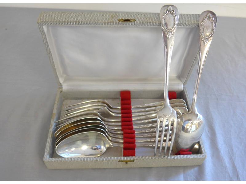 TROIS POMMEAUX DE CANNE en argent, l'un (800/1000e)...