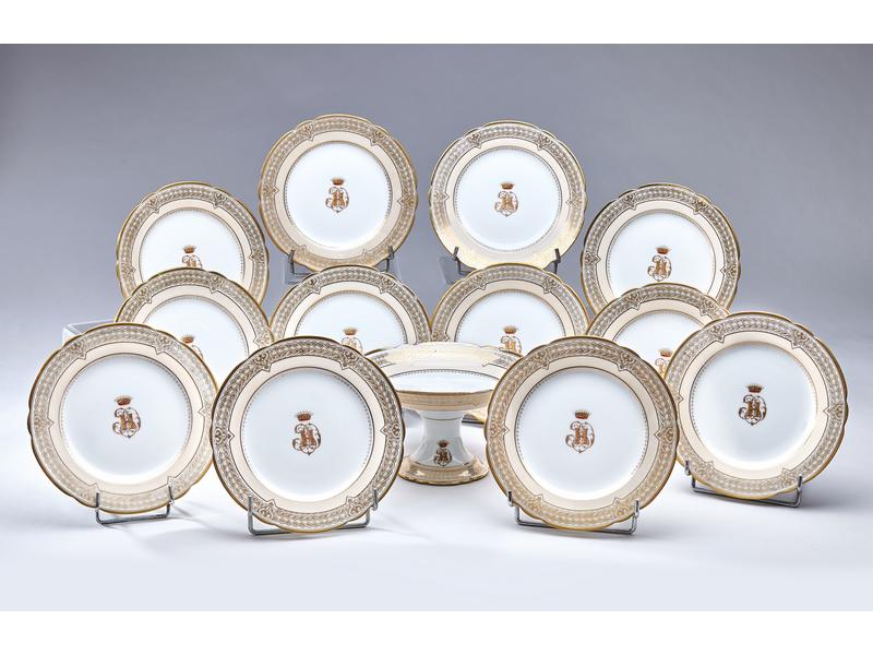 SUITE DE DOUZE ASSIETTES ET UNE COUPE sur...