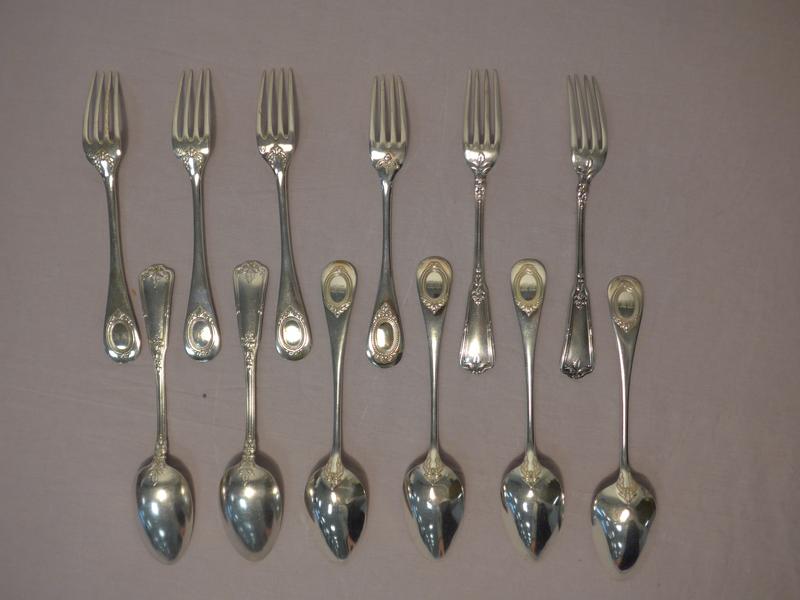 QUATRE COUVERTS en argent, modèle à baguette...