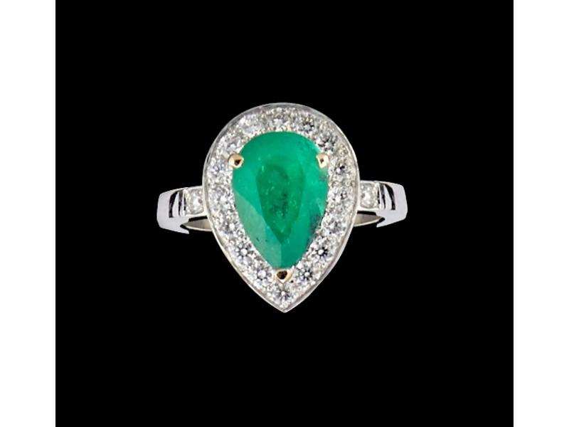 BAGUE en or blanc (750) sertie d'une émeuraude...