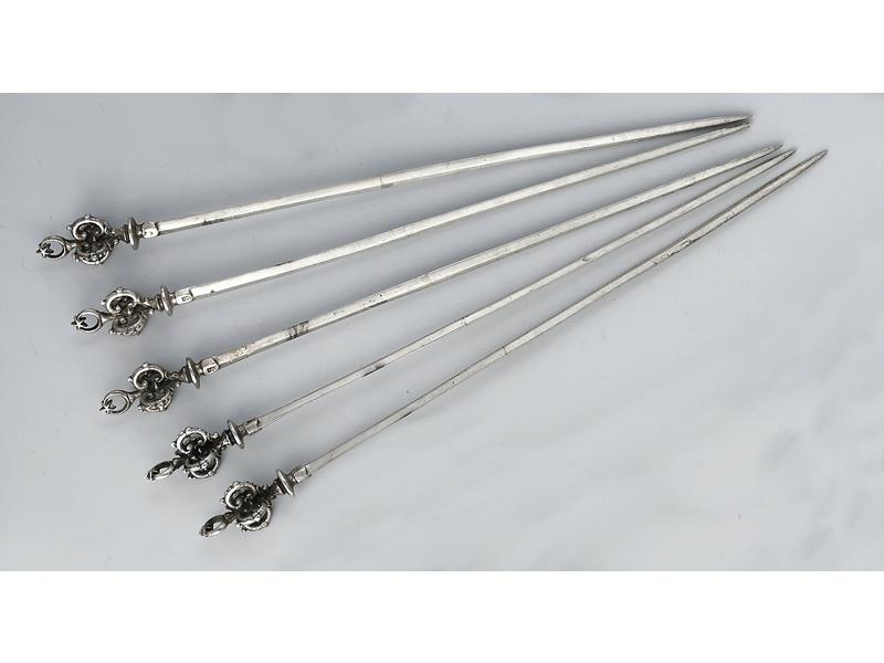 CINQ PIQUES A BROCHETTES en argent 800/1000e,...