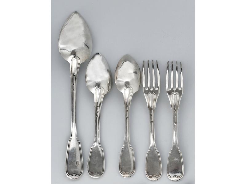 CUILLERE A RAGOUT ET DEUX COUVERTS en argent,...