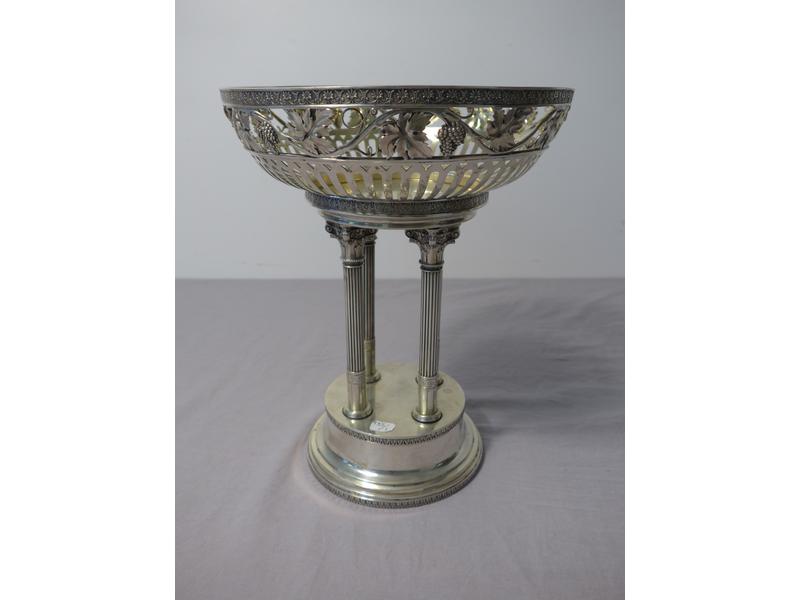 CENTRE DE TABLE en argent en forme de temple,...
