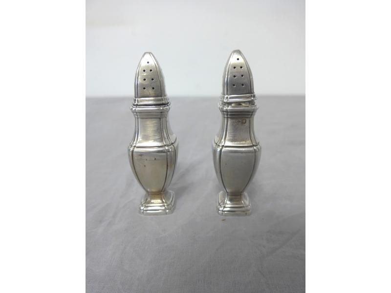 PAIRE DE SALERONS en argent de forme balustre...