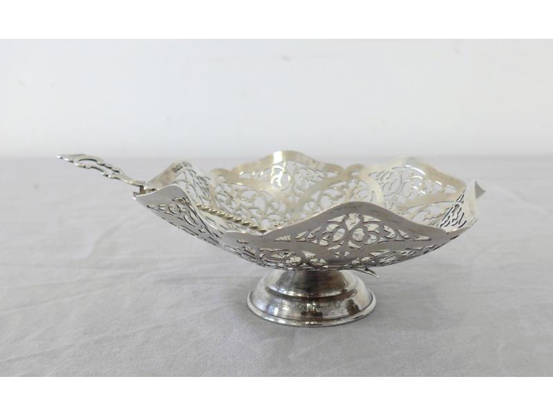 PETITE COUPELLE en argent de forme chantournée...