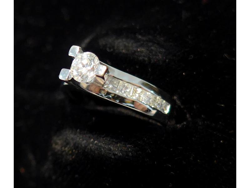 BAGUE en or blanc (750) sertie d'un diamant...