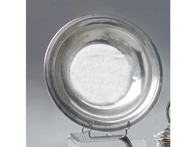 PLAT rond creux en argent, à bordure fil...
