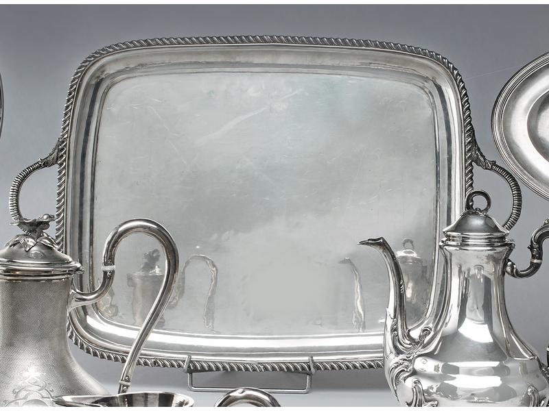 PLATEAU rectangulaire en argent, à deux anses,...