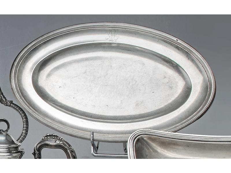 PLAT ovale en argent modèle à filets, chiffré...