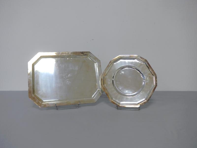 DEUX PLATEAUX DE SERVICE en métal l'un à...