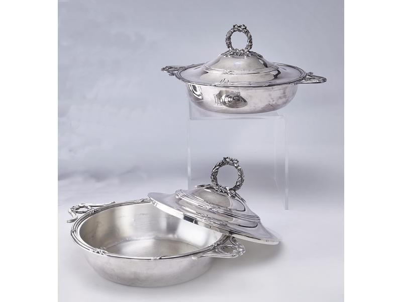 PAIRE DE LEGUMIERS couverts en argent, à...