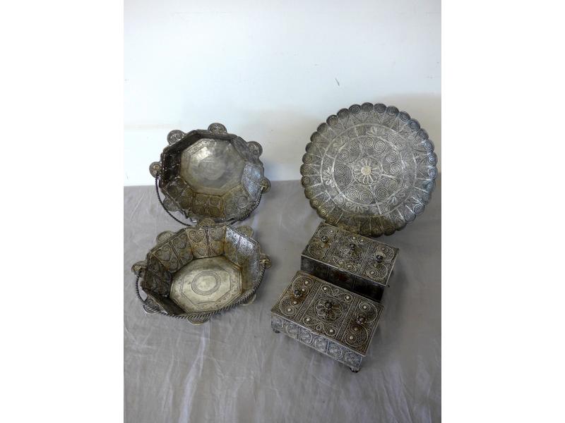 CINQ PIECES en argent filigrané, paire de...