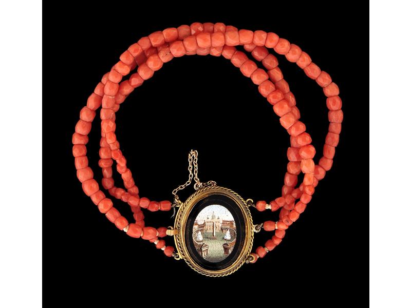 BRACELET à trois rangs de perles de corail,...