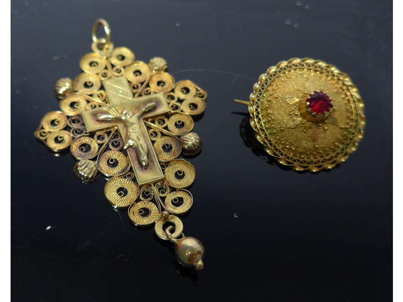 PENDENTIF ET BROCHE en or jaune (750), le...