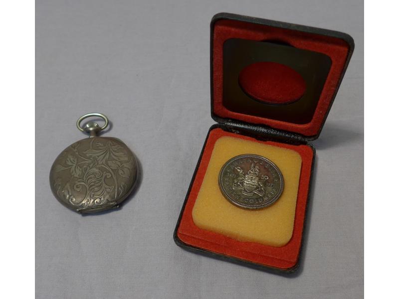 MONTRE DE GOUSSET en argent ciselé à décor...