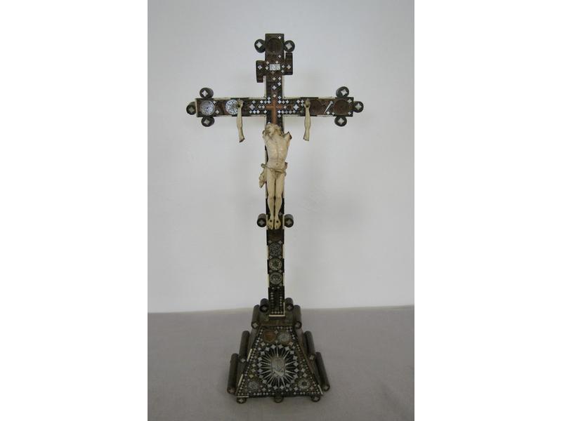 CRUCIFIX en ivoire sculpté, sur une croix...