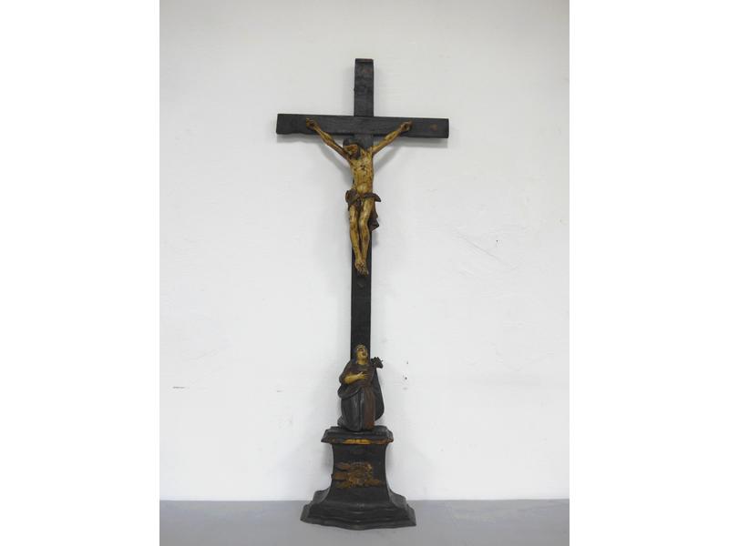 CHRIST EN CROIX en bois polychrome.
