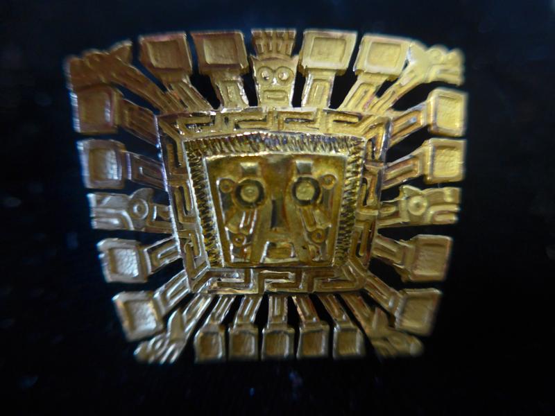 BROCHE en or jaune (750) à décor d'un masque...