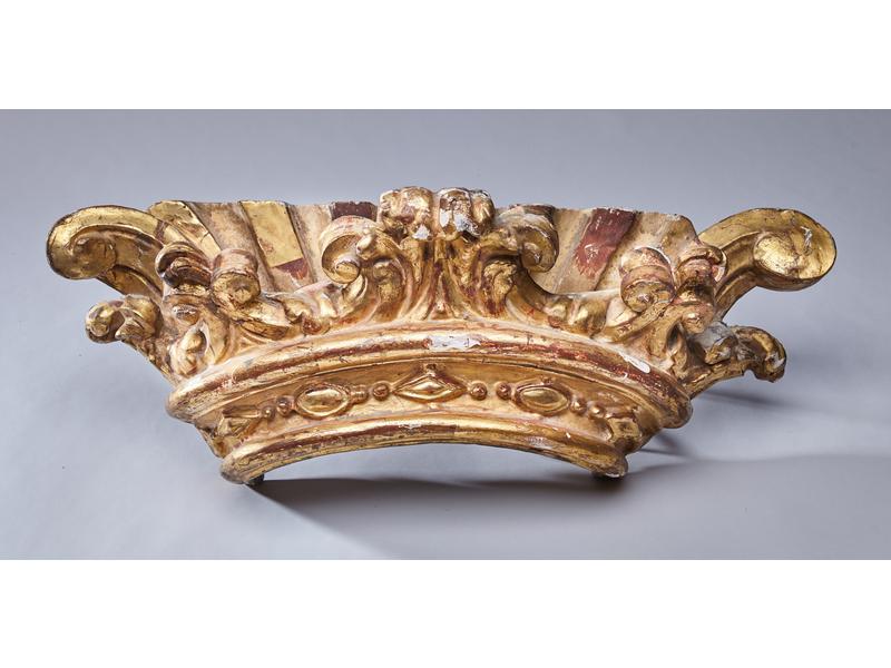 GRANDE COURONNE ouverte, en bois sculpté...