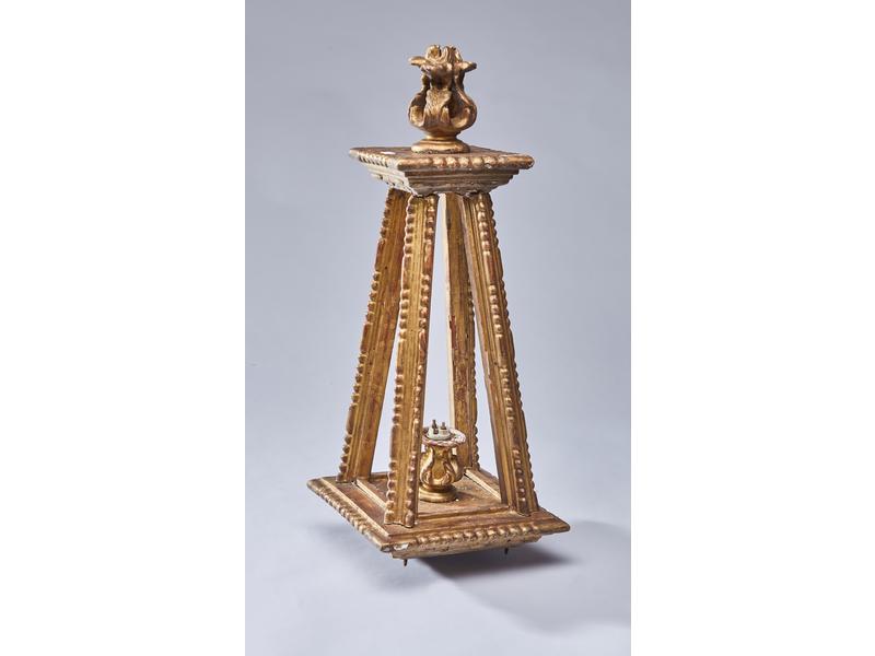 LANTERNE en bois doré sculpté pyramidale...