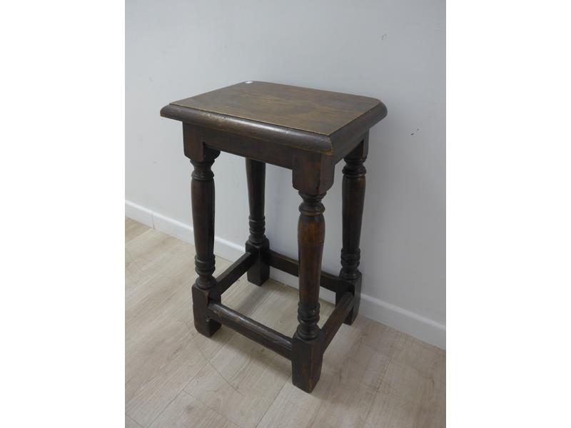 TABOURET DE CHANTRE en chêne ciré
