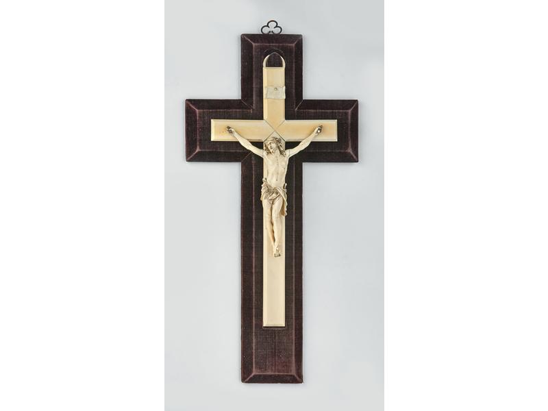 CRUCIFIX en ivoire sculpté, le Christ les...