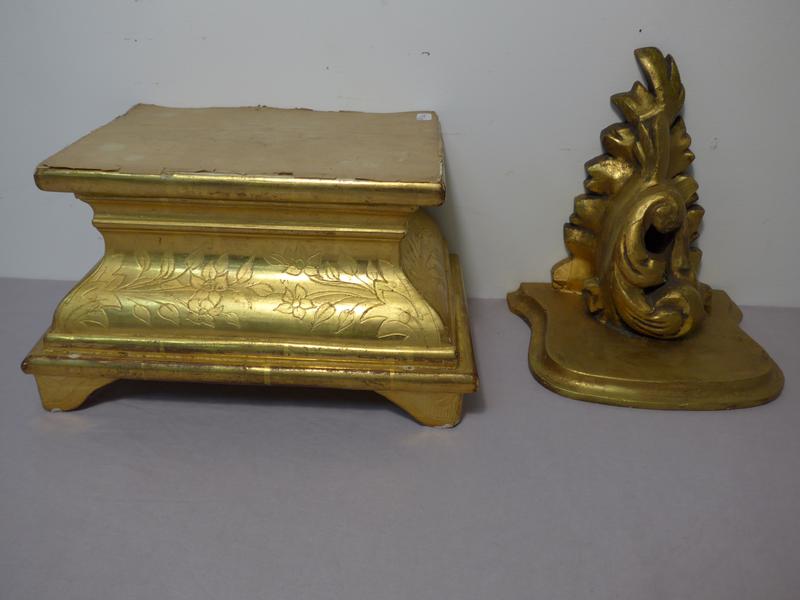 SOCLE rectangulaire sur quatre petits pieds...