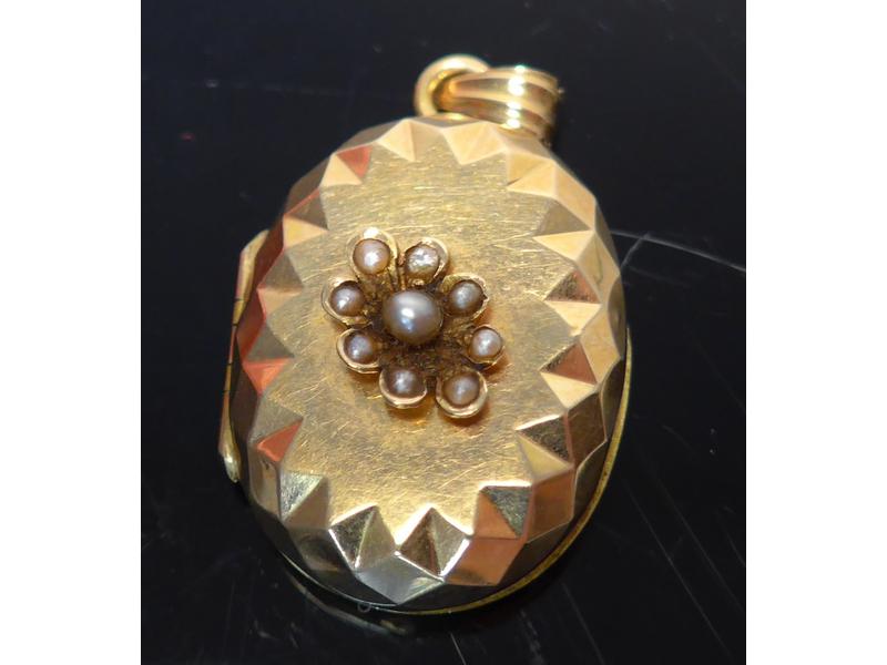 DEUX PENDENTIFS ovales ouvrants en or jaune...