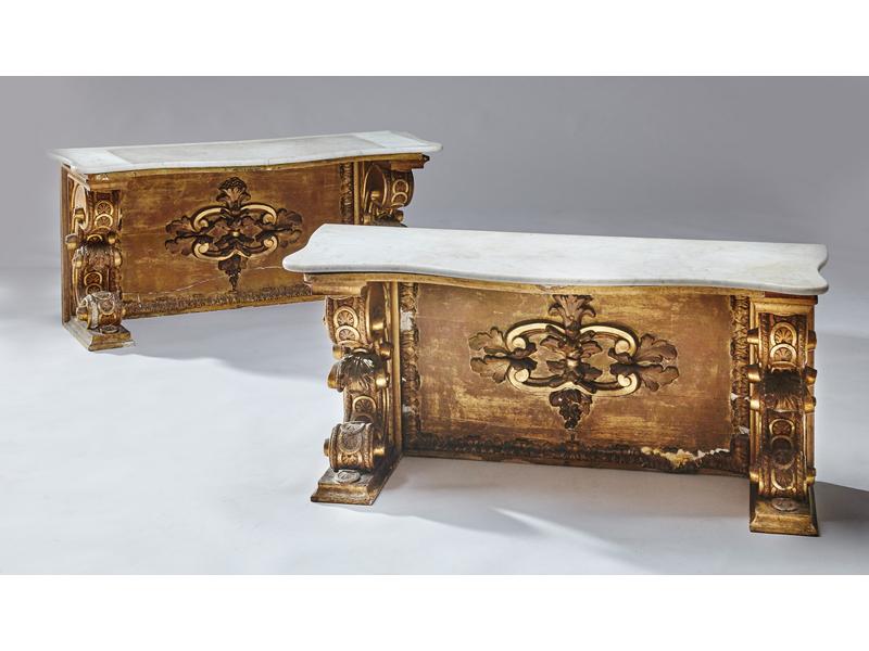 PAIRE DE LARGES CONSOLES D'APPLIQUE en bois...