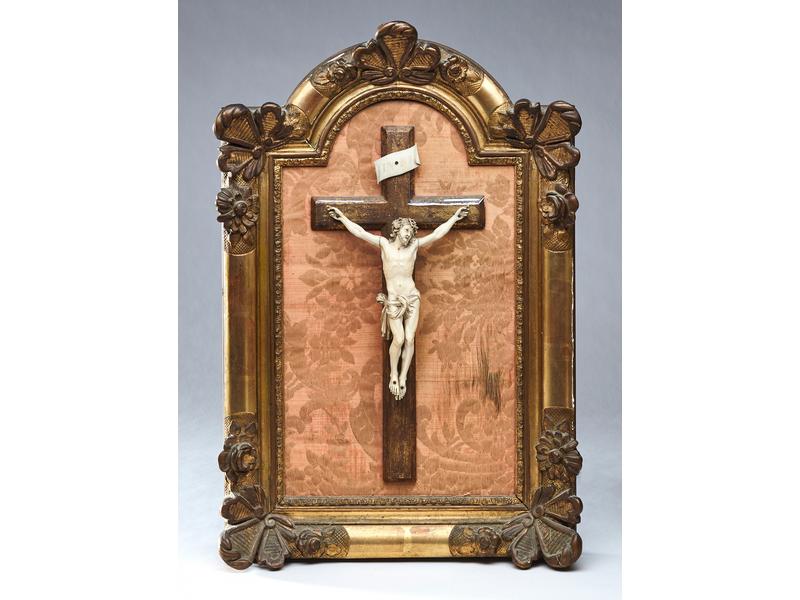 CHRIST en ivoire finement sculpté, le périzonium...