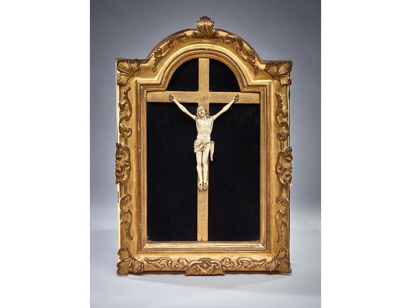 CRUCIFIX en ivoire sculpté, le périzonium...