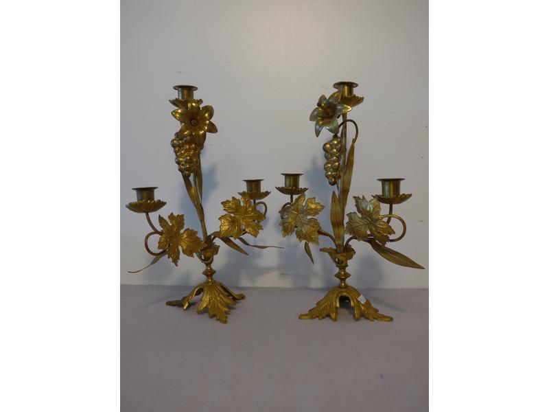 PAIRE DE CANDELABRES SUR PIED à trois bras...