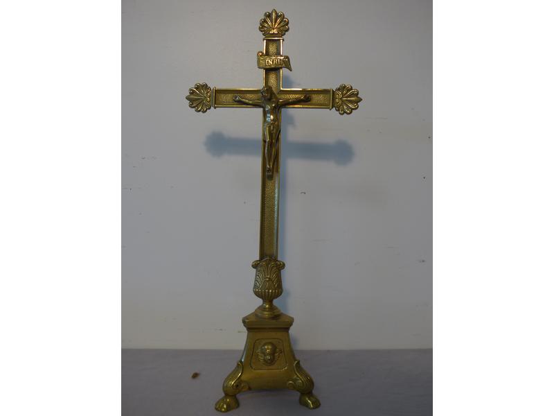 CRUCIFIX en bronze reposant sur trois petits...