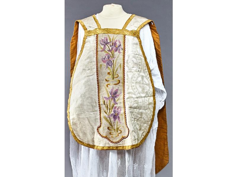 CHASUBLE en soie crème et fils dorés, à décor...