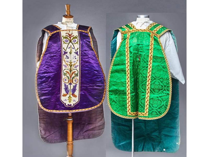 DEUX CHASUBLES en soie mauve et brodée de...