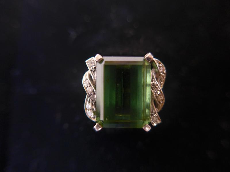 BAGUE en platine sertie d'une tourmaline...