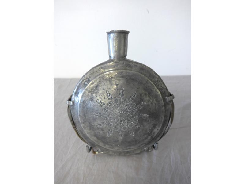 GOURDE en étain de forme ronde applatie gravée...