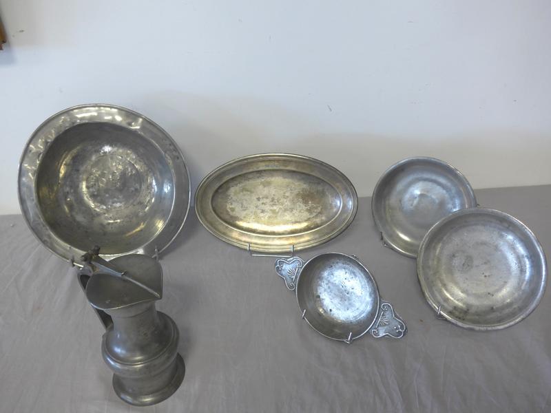 LOT DE SIX PIECES en étain, comprenant :...