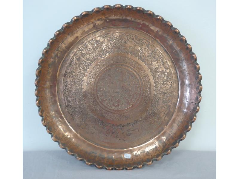 PLAT ROND à colerrettes en cuivre repoussé...
