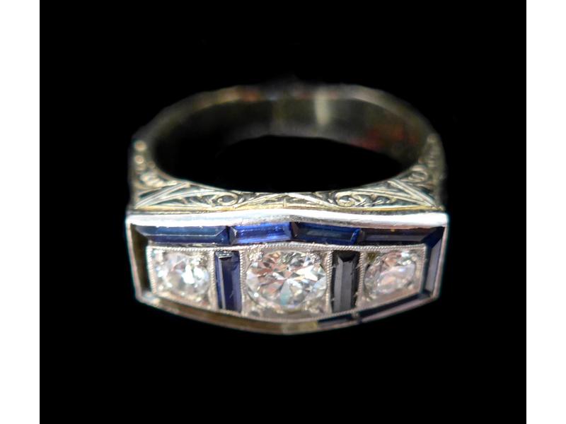 BAGUE en or blanc (750) ornée de trois diamants...