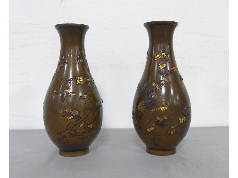 PAIRE DE PETITS VASES de forme balustre en...