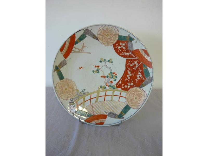 GRAND PLAT rond en porcelaine émaillée polychrome...