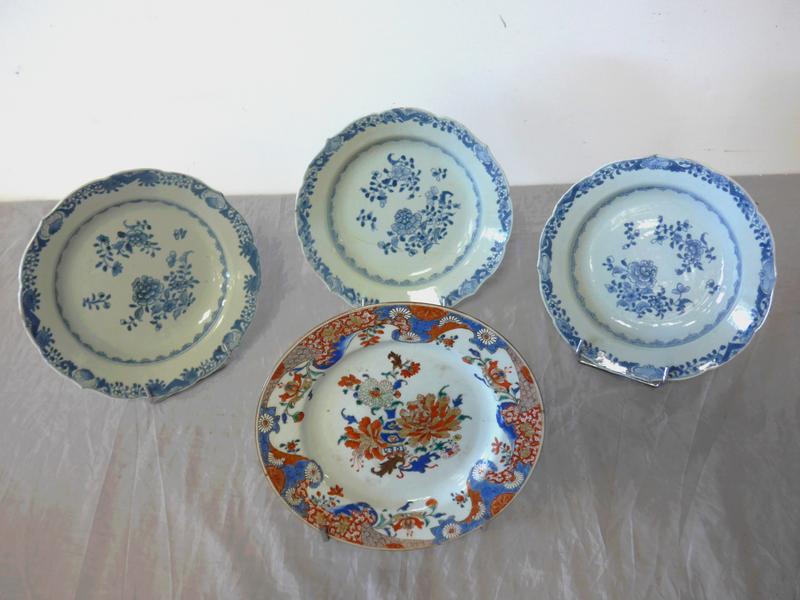 ASSIETTE en porcelaine à décor Imari d'un...
