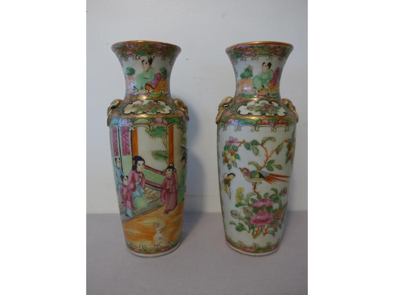 PAIRE DE VASES de forme balustre en porcelaine...