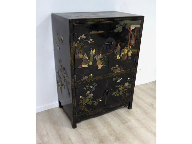 CABINET rectangulaire ouvrant à quatre portes...