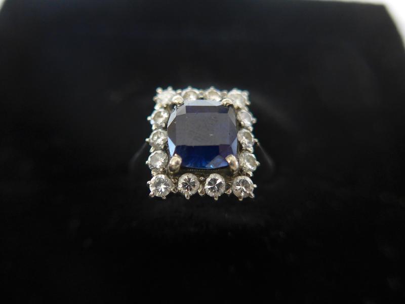 BAGUE en or blanc (750) et argent sertie...