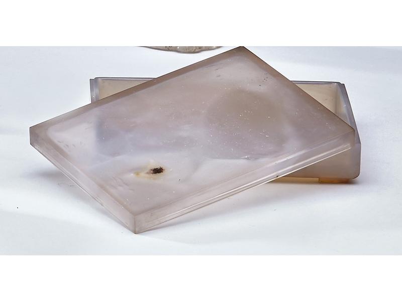 BOÎTE rectangulaire en agate blanc-brun,...