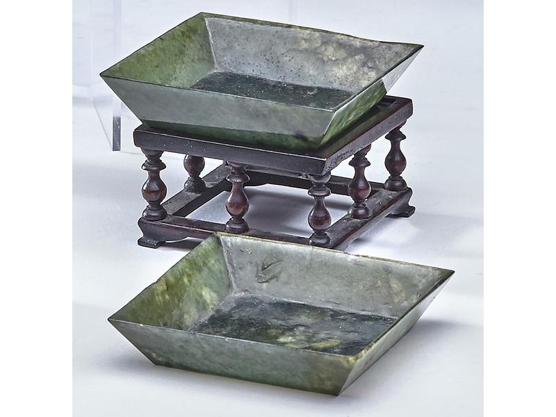 PAIRE DE COUPELLES carrées sur fond plat,...